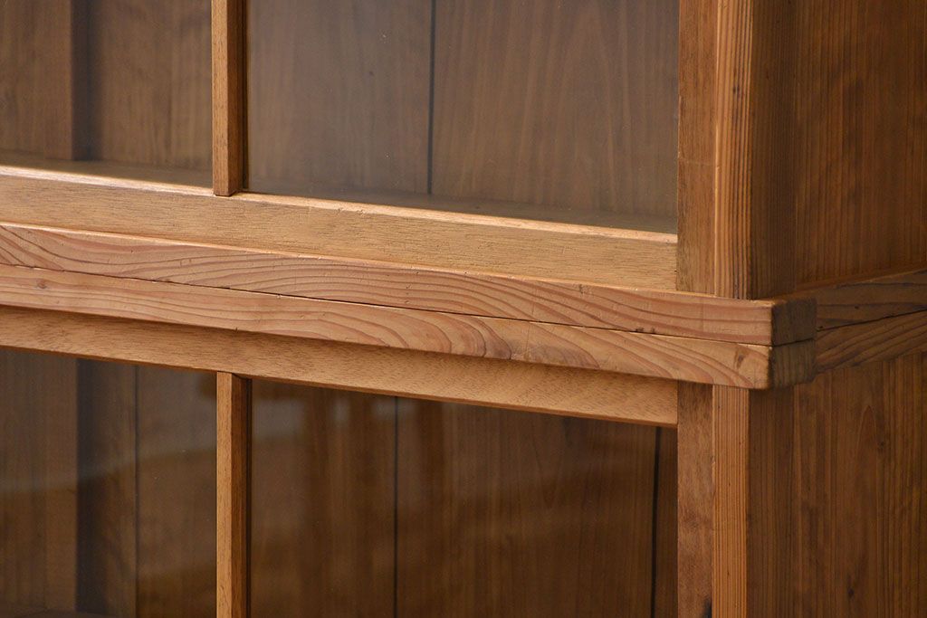 アンティーク家具 アンティーク 古い木味の繊細な薄型収納棚(ガラスケース、飾り棚、戸棚)