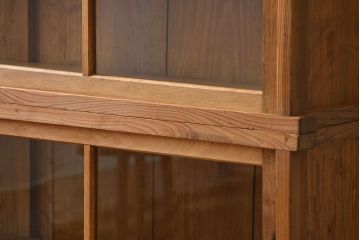 アンティーク家具 アンティーク 古い木味の繊細な薄型収納棚(ガラスケース、飾り棚、戸棚)