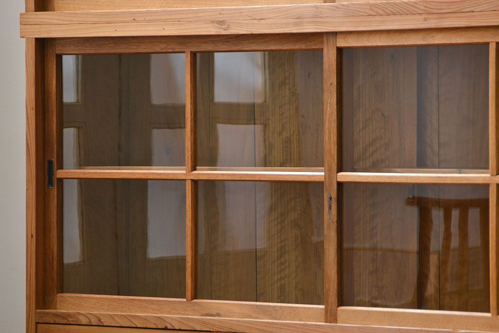 アンティーク家具 アンティーク 古い木味の繊細な薄型収納棚(ガラスケース、飾り棚、戸棚)