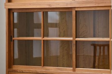 アンティーク家具 アンティーク 古い木味の繊細な薄型収納棚(ガラスケース、飾り棚、戸棚)