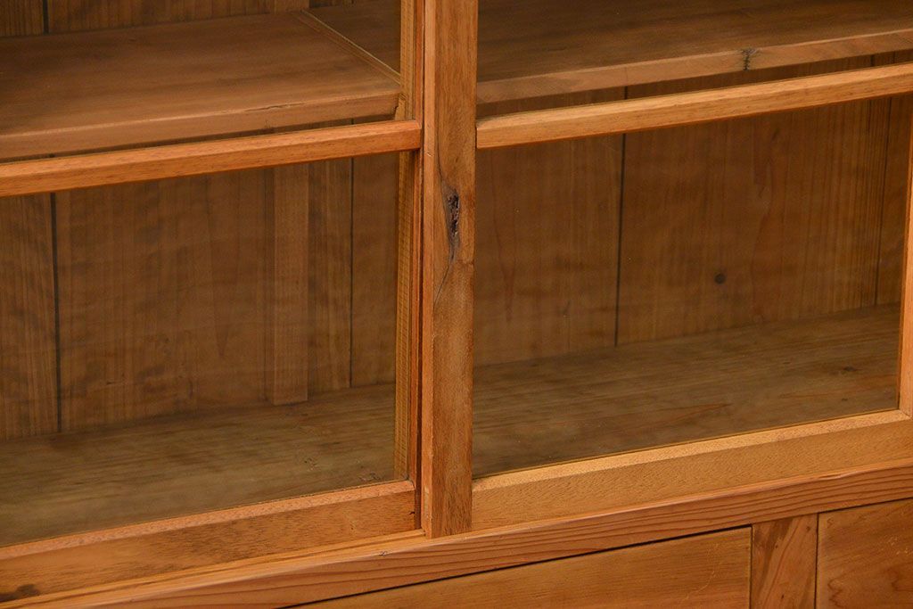 アンティーク家具 アンティーク 古い木味の繊細な薄型収納棚(ガラスケース、飾り棚、戸棚)