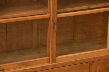 アンティーク家具 アンティーク 古い木味の繊細な薄型収納棚(ガラスケース、飾り棚、戸棚)