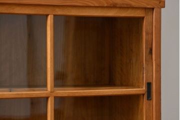 アンティーク家具 アンティーク 古い木味の繊細な薄型収納棚(ガラスケース、飾り棚、戸棚)