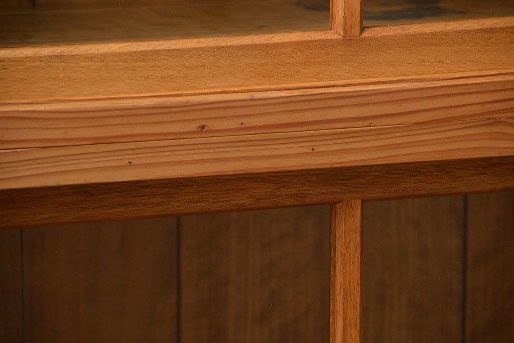 アンティーク家具 アンティーク 古い木味の繊細な薄型収納棚(ガラスケース、飾り棚、戸棚)