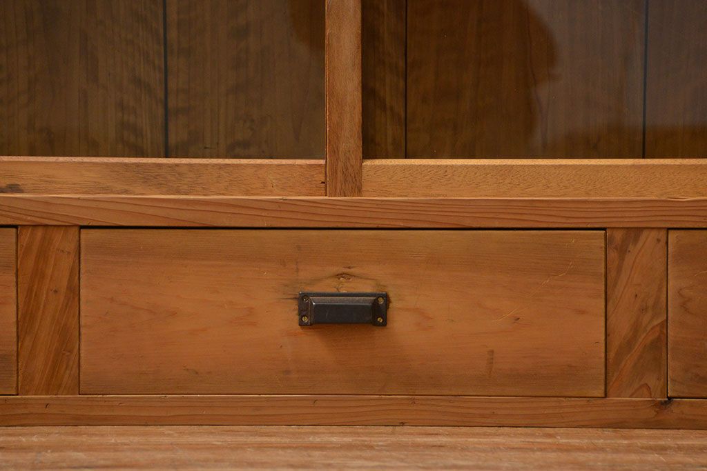 アンティーク家具 アンティーク 古い木味の繊細な薄型収納棚(ガラスケース、飾り棚、戸棚)