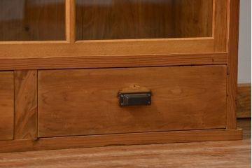 アンティーク家具 アンティーク 古い木味の繊細な薄型収納棚(ガラスケース、飾り棚、戸棚)