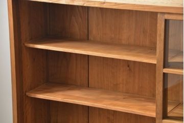 アンティーク家具 アンティーク 古い木味の繊細な薄型収納棚(ガラスケース、飾り棚、戸棚)