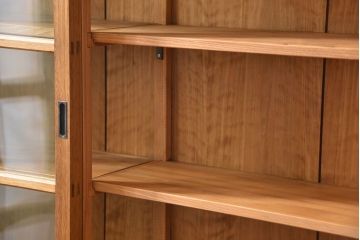 アンティーク家具 アンティーク 古い木味の繊細な薄型収納棚(ガラスケース、飾り棚、戸棚)