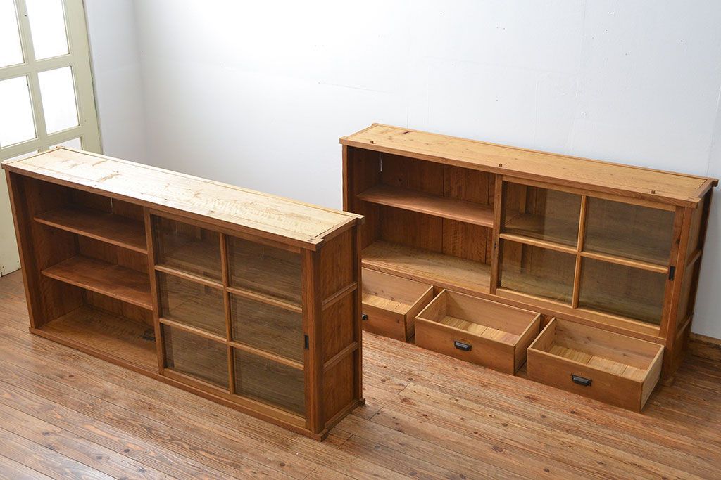 アンティーク家具 アンティーク 古い木味の繊細な薄型収納棚(ガラスケース、飾り棚、戸棚)