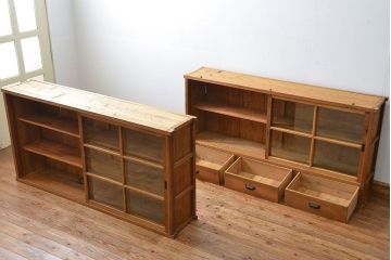 アンティーク家具 アンティーク 古い木味の繊細な薄型収納棚(ガラスケース、飾り棚、戸棚)