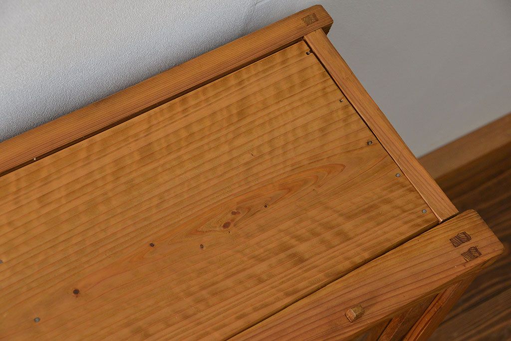 アンティーク家具 アンティーク 古い木味の繊細な薄型収納棚(ガラスケース、飾り棚、戸棚)