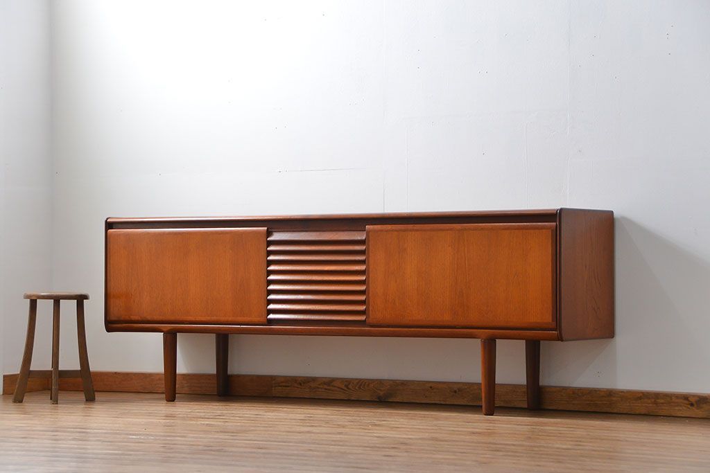 北欧家具 ロングサイズの北欧ビンテージ チーク材 サイドボード(リビングボード、キャビネット)