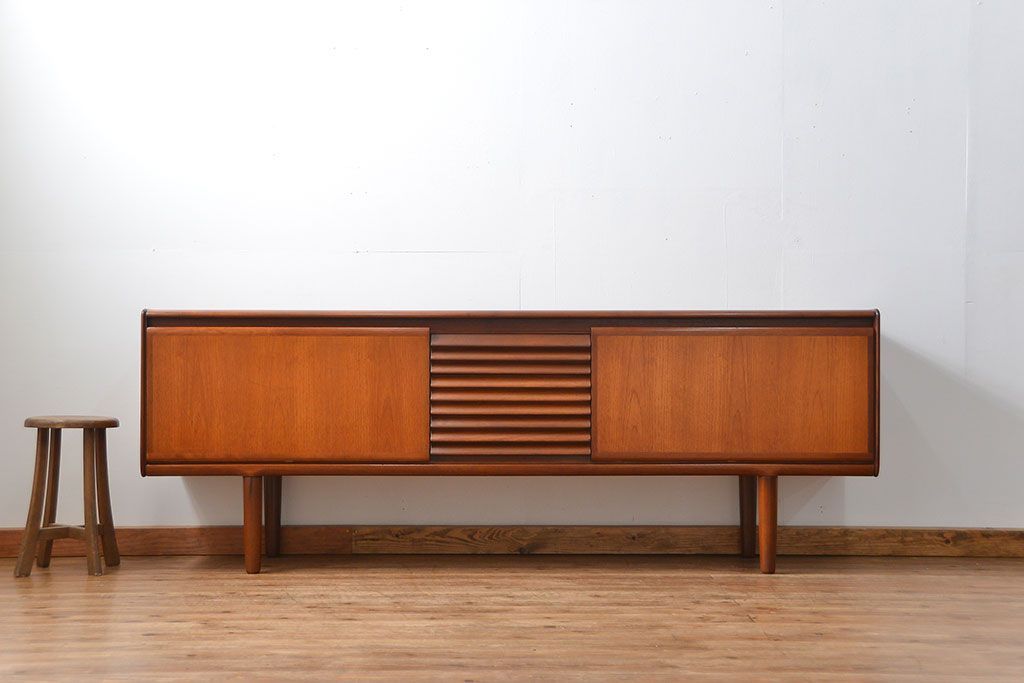 北欧家具 ロングサイズの北欧ビンテージ チーク材 サイドボード(リビングボード、キャビネット)