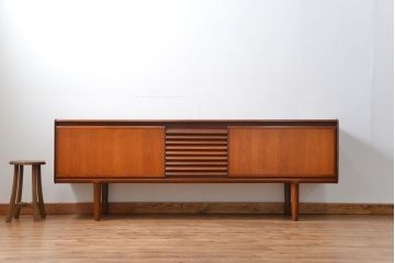 北欧家具 ロングサイズの北欧ビンテージ チーク材 サイドボード(リビングボード、キャビネット)