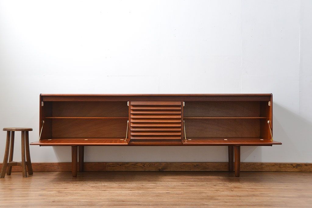 北欧家具 ロングサイズの北欧ビンテージ チーク材 サイドボード(リビングボード、キャビネット)