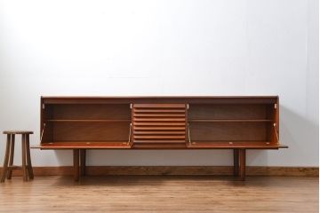 北欧家具 ロングサイズの北欧ビンテージ チーク材 サイドボード(リビングボード、キャビネット)