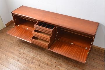 北欧家具 ロングサイズの北欧ビンテージ チーク材 サイドボード(リビングボード、キャビネット)