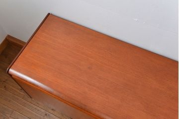 北欧家具 ロングサイズの北欧ビンテージ チーク材 サイドボード(リビングボード、キャビネット)