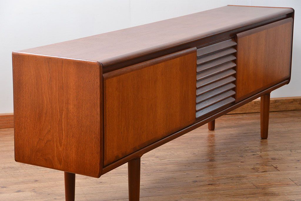 北欧家具 ロングサイズの北欧ビンテージ チーク材 サイドボード(リビングボード、キャビネット)