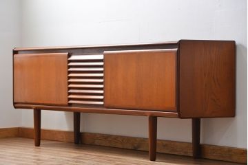 北欧家具 ロングサイズの北欧ビンテージ チーク材 サイドボード(リビングボード、キャビネット)