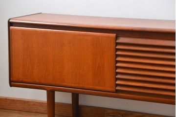 北欧家具 ロングサイズの北欧ビンテージ チーク材 サイドボード(リビングボード、キャビネット)