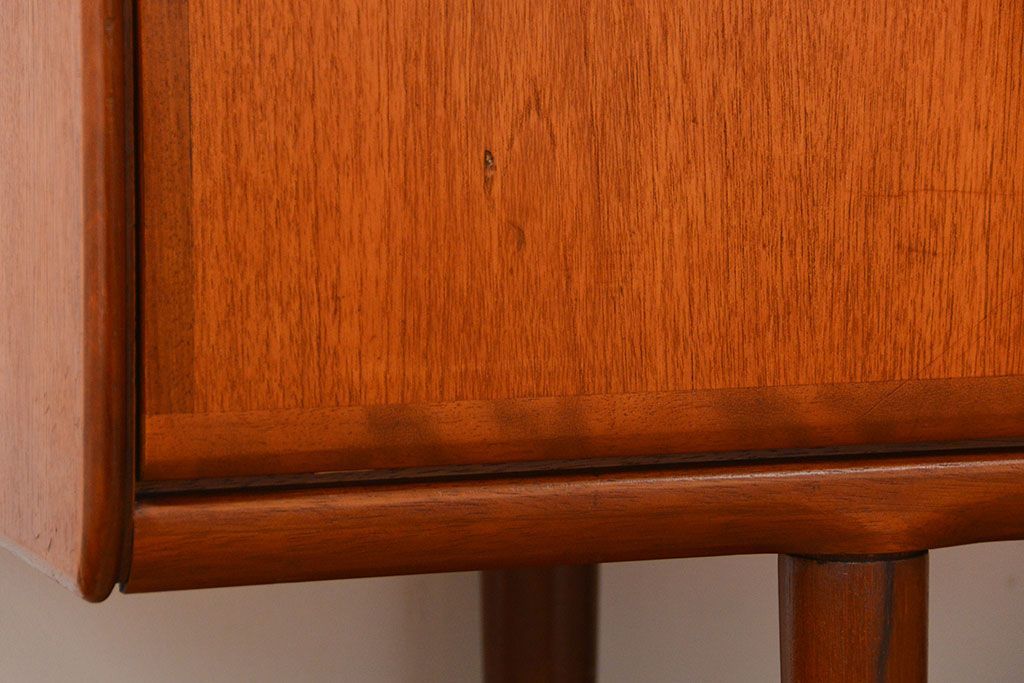 北欧家具 ロングサイズの北欧ビンテージ チーク材 サイドボード(リビングボード、キャビネット)