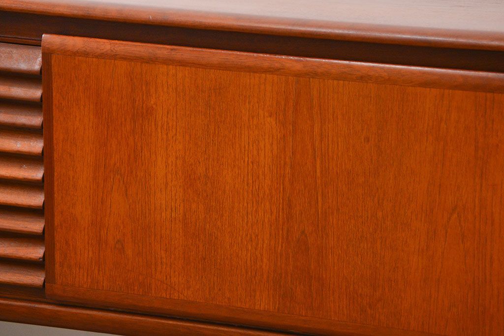 北欧家具 ロングサイズの北欧ビンテージ チーク材 サイドボード(リビングボード、キャビネット)