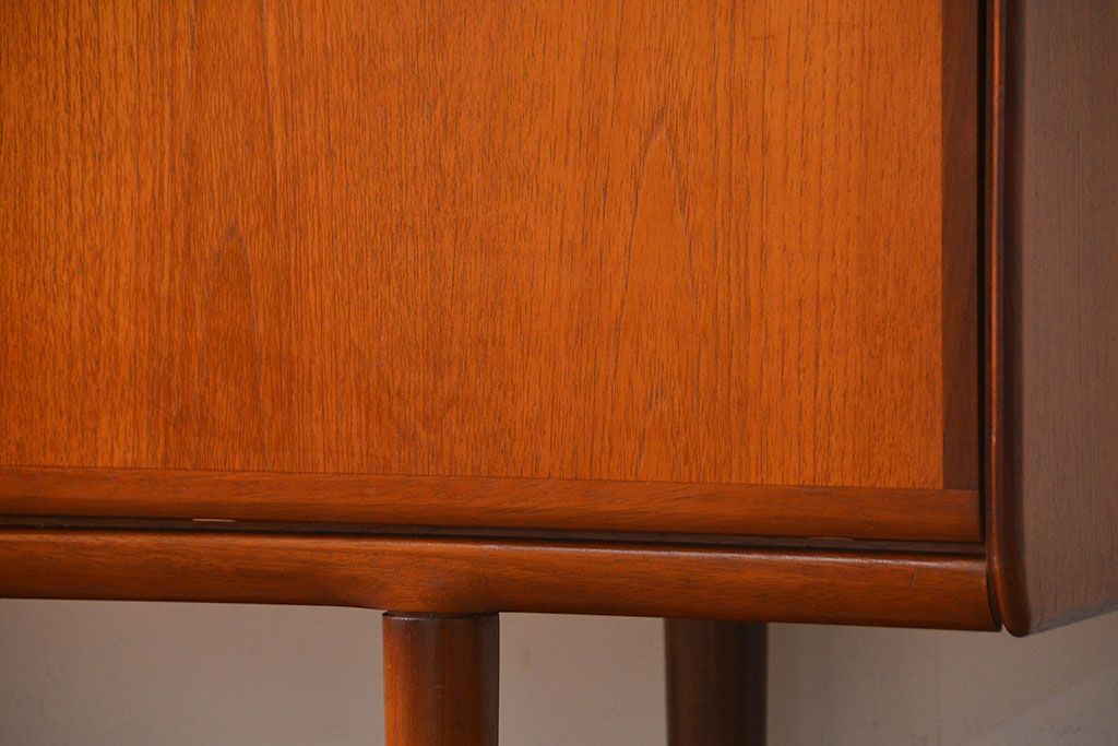 北欧家具 ロングサイズの北欧ビンテージ チーク材 サイドボード(リビングボード、キャビネット)