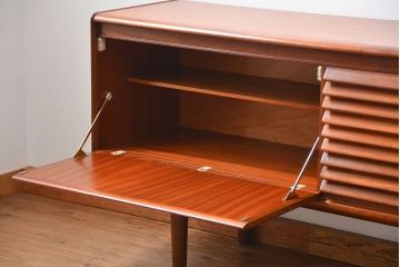 北欧家具 ロングサイズの北欧ビンテージ チーク材 サイドボード(リビングボード、キャビネット)