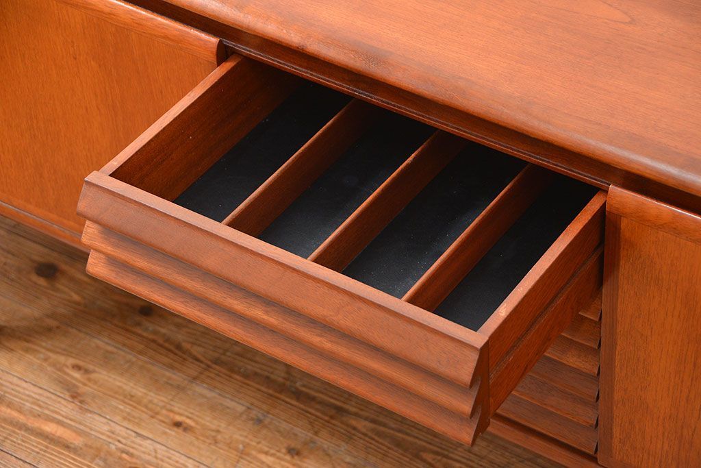 北欧家具 ロングサイズの北欧ビンテージ チーク材 サイドボード(リビングボード、キャビネット)