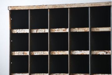 ヴィンテージ家具　イギリスビンテージ インダストリアル(工業系)アイアン部品棚(マス目棚、升目棚)