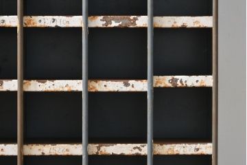 ヴィンテージ家具　イギリスビンテージ インダストリアル(工業系)アイアン部品棚(マス目棚、升目棚)