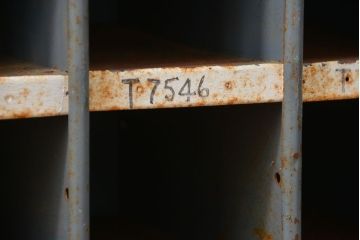ヴィンテージ家具　イギリスビンテージ インダストリアル(工業系)アイアン部品棚(マス目棚、升目棚)