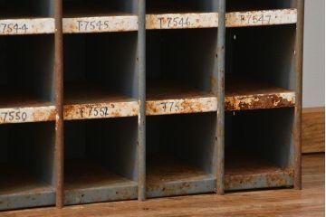 ヴィンテージ家具　イギリスビンテージ インダストリアル(工業系)アイアン部品棚(マス目棚、升目棚)