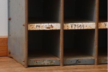 ヴィンテージ家具　イギリスビンテージ インダストリアル(工業系)アイアン部品棚(マス目棚、升目棚)