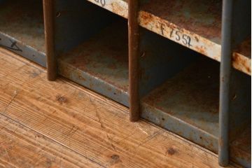 ヴィンテージ家具　イギリスビンテージ インダストリアル(工業系)アイアン部品棚(マス目棚、升目棚)