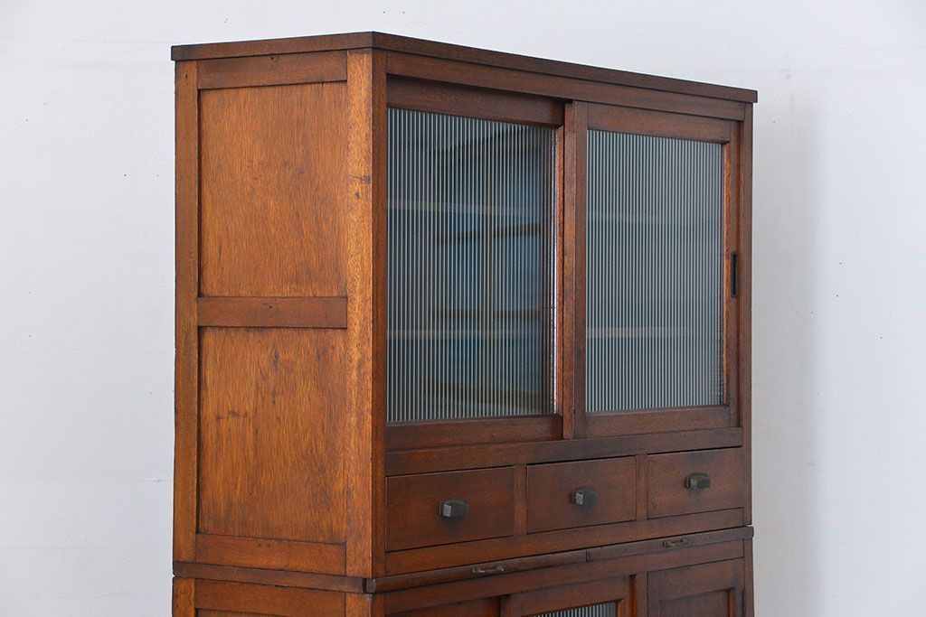 アンティーク家具　アンティーク モールガラス入りの大振りな二段重ね食器棚(収納棚、カップボード)