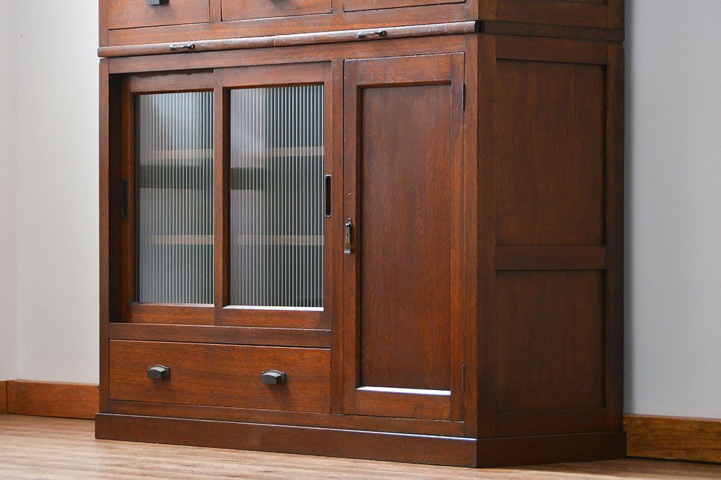 アンティーク家具　アンティーク モールガラス入りの大振りな二段重ね食器棚(収納棚、カップボード)