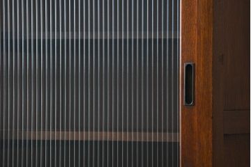 アンティーク家具　アンティーク モールガラス入りの大振りな二段重ね食器棚(収納棚、カップボード)