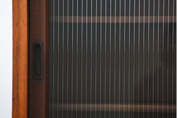 アンティーク家具　アンティーク モールガラス入りの大振りな二段重ね食器棚(収納棚、カップボード)