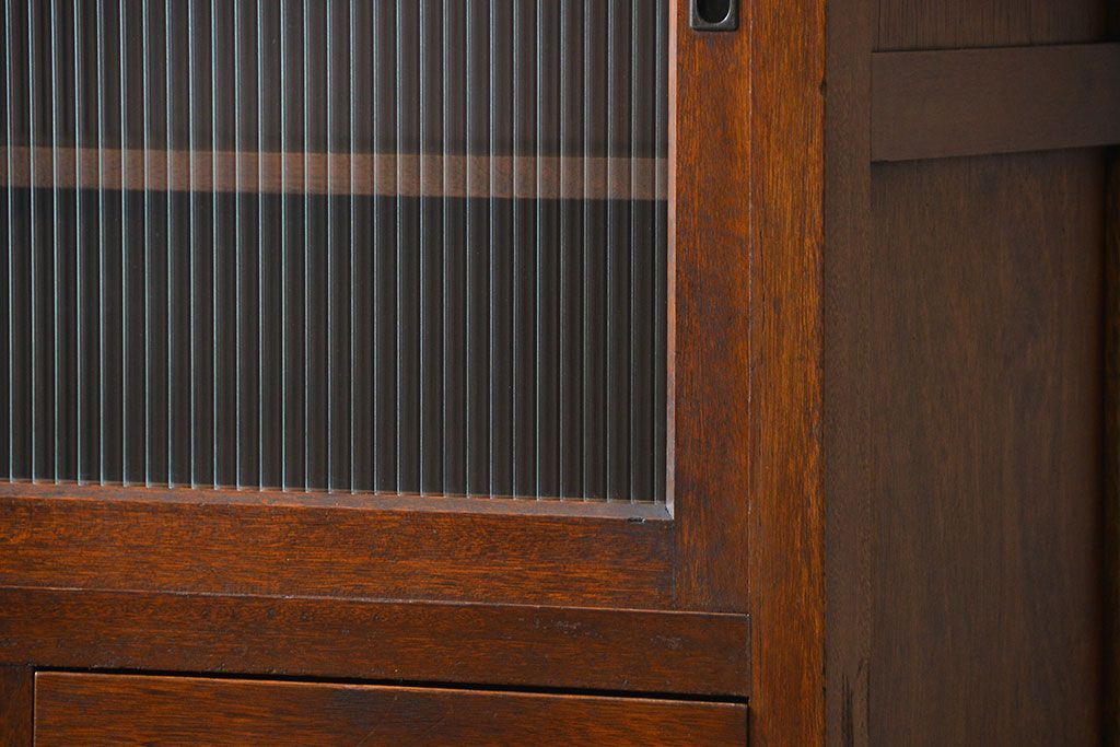 アンティーク家具　アンティーク モールガラス入りの大振りな二段重ね食器棚(収納棚、カップボード)