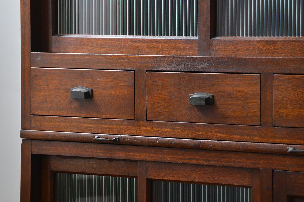 アンティーク家具　アンティーク モールガラス入りの大振りな二段重ね食器棚(収納棚、カップボード)