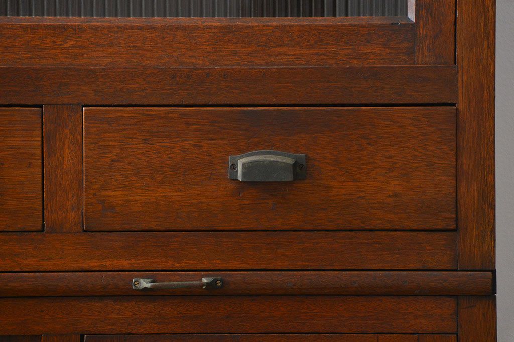 アンティーク家具　アンティーク モールガラス入りの大振りな二段重ね食器棚(収納棚、カップボード)