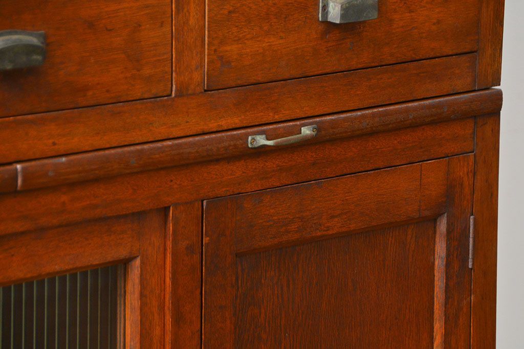 アンティーク家具　アンティーク モールガラス入りの大振りな二段重ね食器棚(収納棚、カップボード)