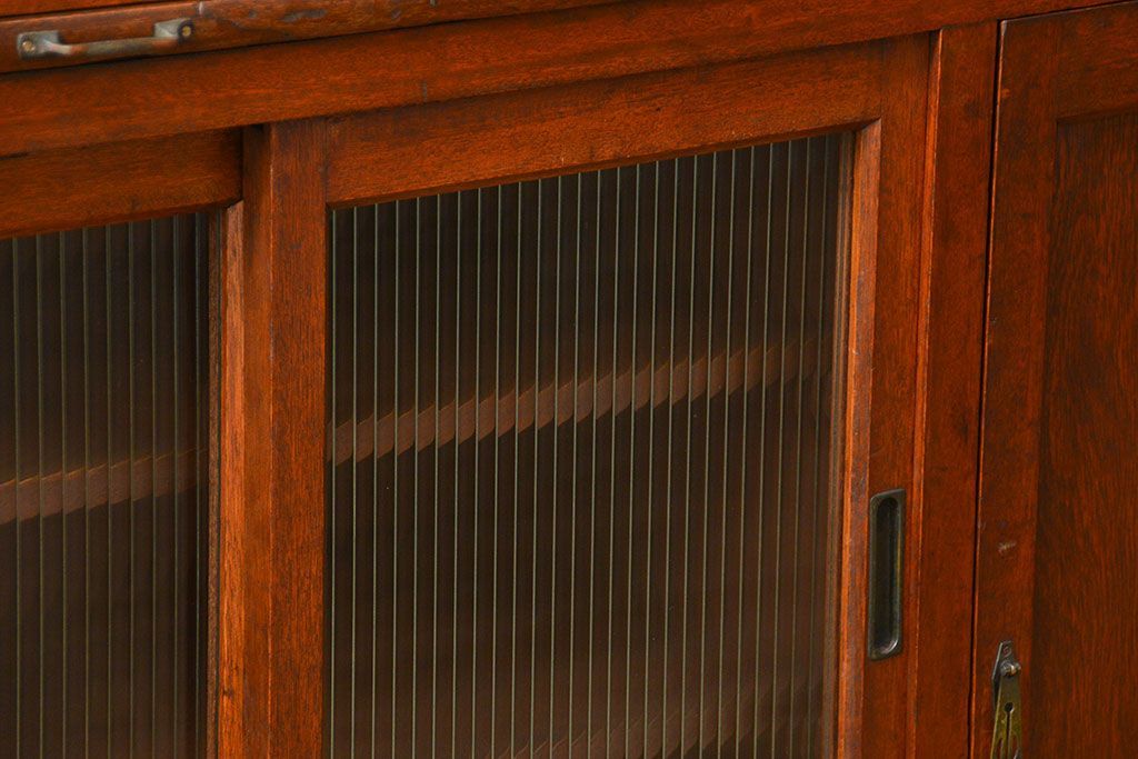 アンティーク家具　アンティーク モールガラス入りの大振りな二段重ね食器棚(収納棚、カップボード)