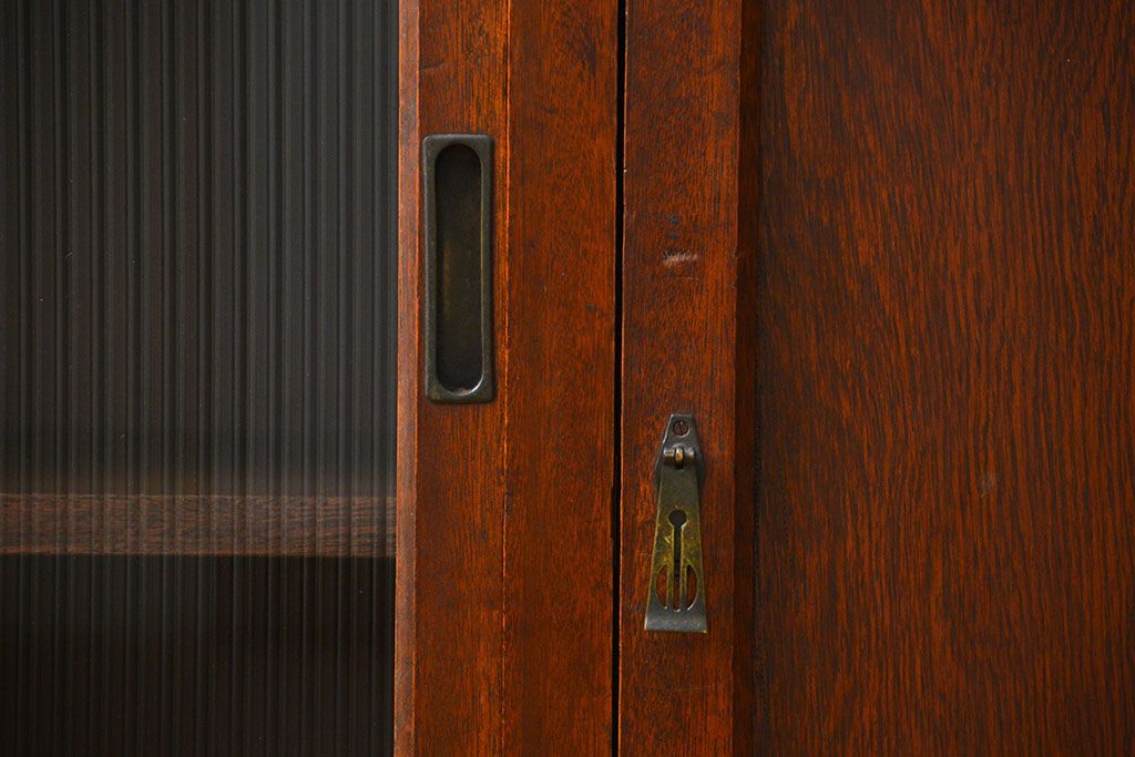 アンティーク家具　アンティーク モールガラス入りの大振りな二段重ね食器棚(収納棚、カップボード)