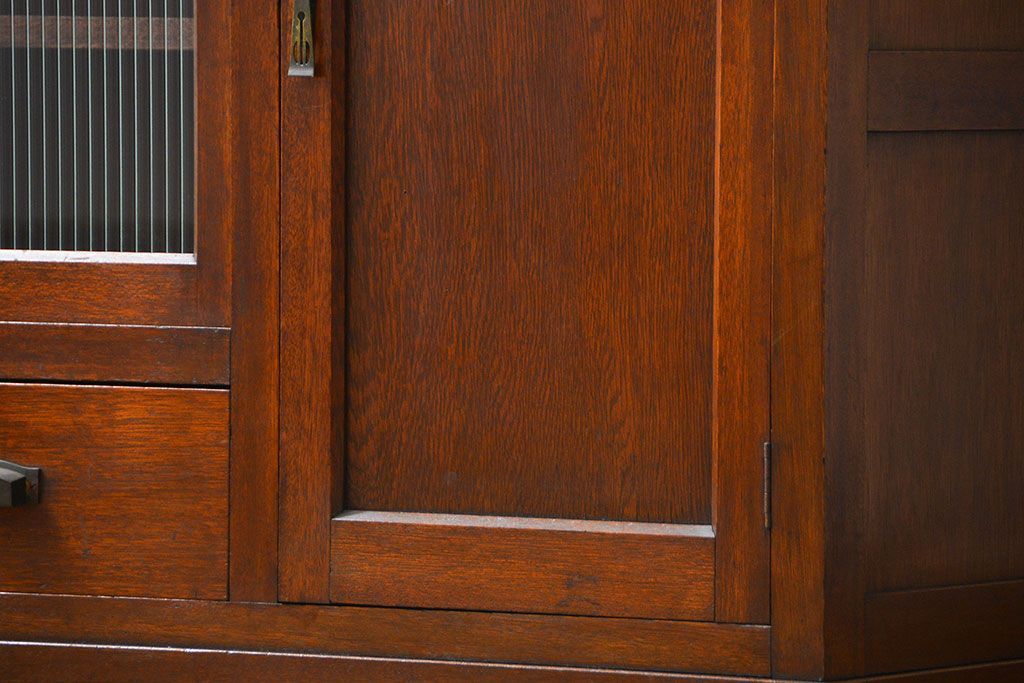 アンティーク家具　アンティーク モールガラス入りの大振りな二段重ね食器棚(収納棚、カップボード)