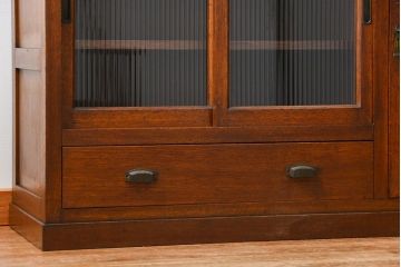 アンティーク家具　アンティーク モールガラス入りの大振りな二段重ね食器棚(収納棚、カップボード)