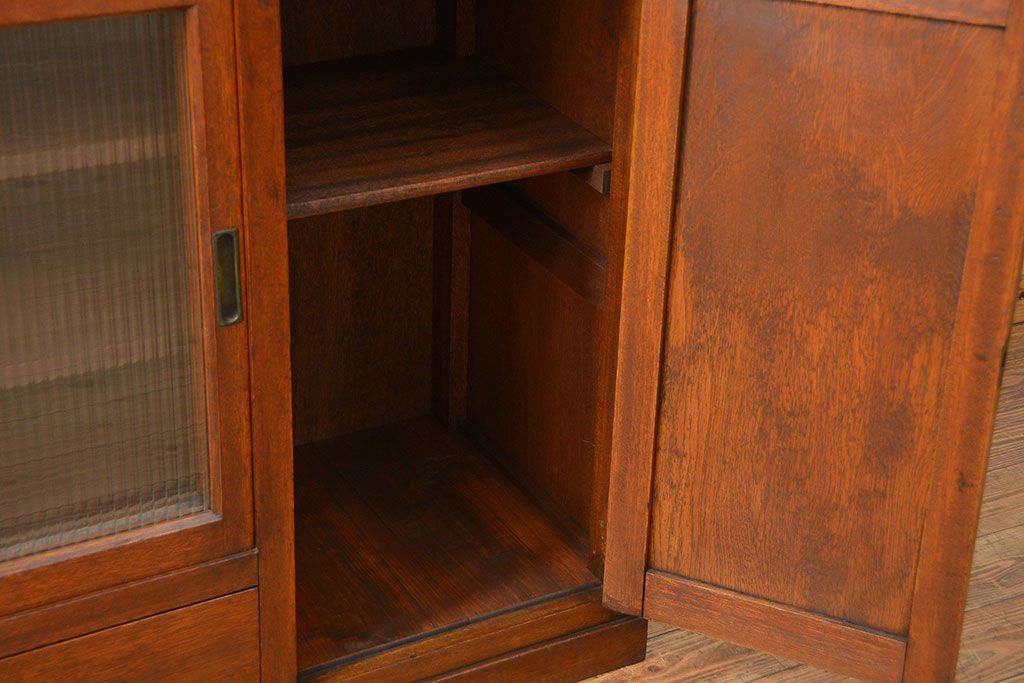 アンティーク家具　アンティーク モールガラス入りの大振りな二段重ね食器棚(収納棚、カップボード)