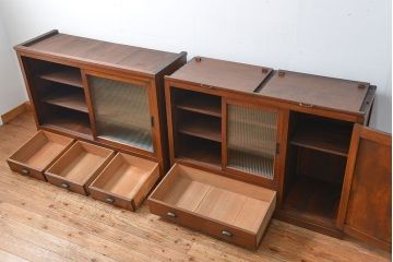 アンティーク家具　アンティーク モールガラス入りの大振りな二段重ね食器棚(収納棚、カップボード)